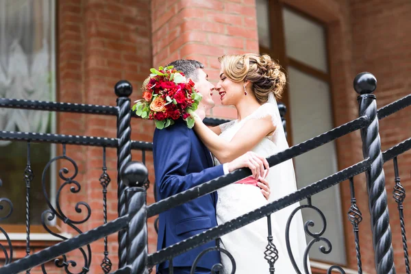 Nevěsta a ženich na romantické chvíle venku — Stock fotografie