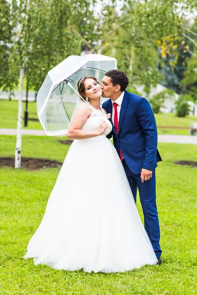 Наречена і наречений в романтичний момент на відкритому повітрі — стокове фото