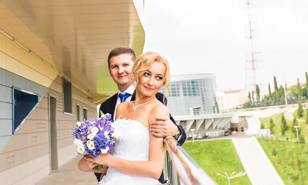 Braut und Bräutigam bei einem romantischen Moment im Freien — Stockfoto