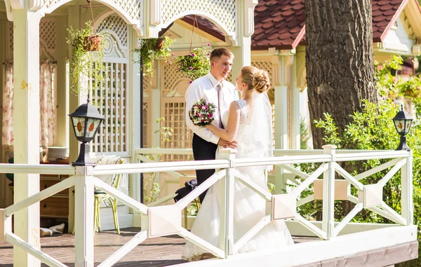 아름 다운 신부와 신랑을 야외에서 그들의 결혼식에 수용 — 스톡 사진