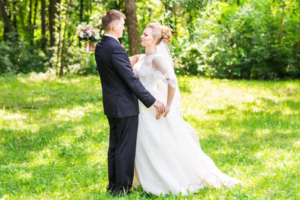 Bride and groom on a romantic moment outdoors — Stock Photo, Image