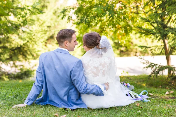 Braut und Bräutigam bei einem romantischen Moment im Freien — Stockfoto