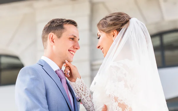 Schöne Braut und Bräutigam umarmen sich am Hochzeitstag im Freien — Stockfoto