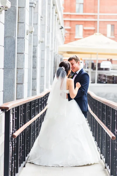 Belle mariée et marié embrassant le jour de leur mariage à l'extérieur — Photo