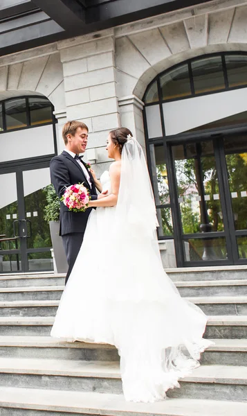 Gelin ve damat bir romantik an açık havada üzerinde