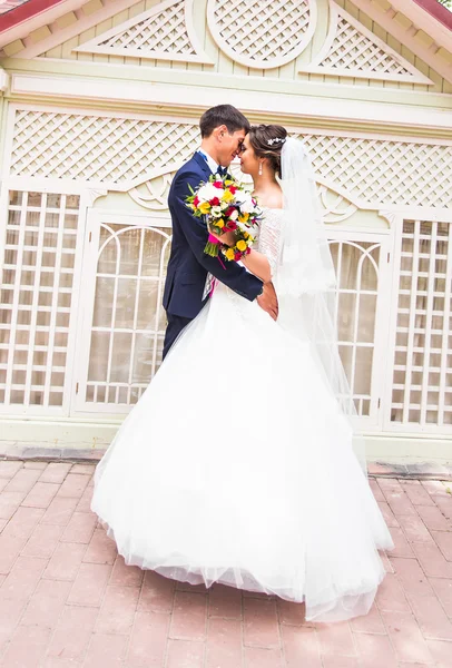 Braut und Bräutigam bei einem romantischen Moment im Freien — Stockfoto