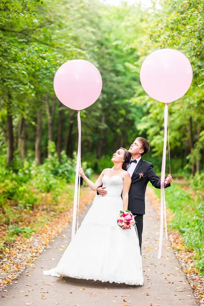 Schöne Braut und Bräutigam umarmen sich am Hochzeitstag im Freien — Stockfoto