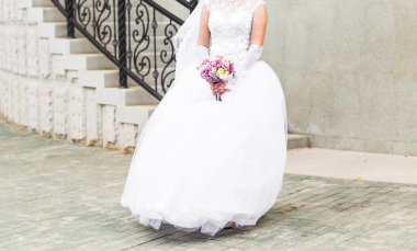 Güzel düğün buketi Gelinin ellerinde