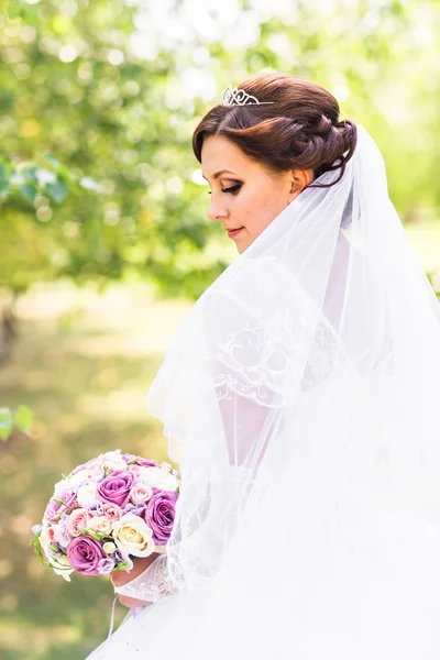 Vacker bröllopsbukett i händerna på bruden — Stockfoto