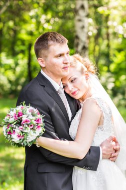 Gelin ve damat gün açık havada yürüyüş düğününde. Mutlu yeni evliler kucaklayan. Seven Çift.