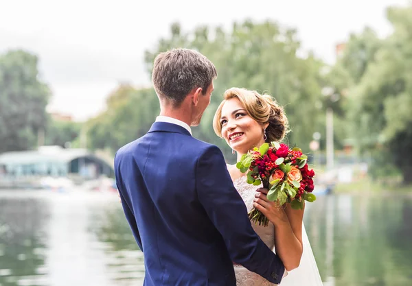 Noiva e noivo em um momento romântico ao ar livre — Fotografia de Stock
