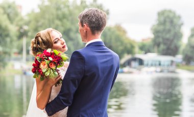 Gelin ve damat gün açık havada yürüyüş düğününde. Mutlu yeni evliler kucaklayan. Seven Çift.