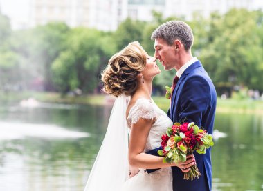 Gelin ve damat bir romantik an açık havada üzerinde