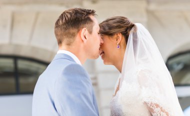 Gelin ve damat bir romantik an açık havada üzerinde