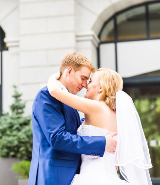 Güzel gelin ve Damat Düğün günü açık havada kucaklayan