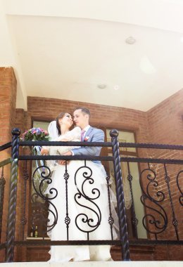 Güzel gelin ve Damat Düğün günü açık havada kucaklayan