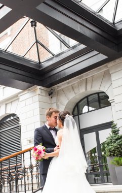 Gelin ve damat bir romantik an açık havada üzerinde