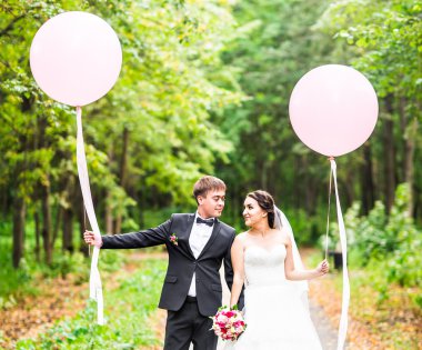 Güzel gelin ve Damat Düğün günü açık havada kucaklayan
