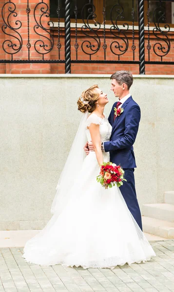 Bruid en bruidegom op een romantisch ogenblik in de buitenlucht — Stockfoto
