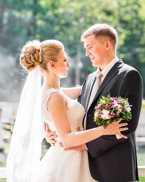 Bride and groom on a romantic moment outdoors — Stock Photo, Image