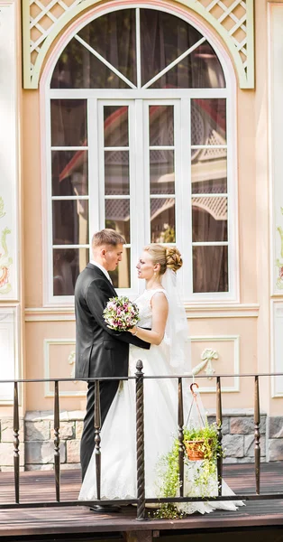 Sposo e sposo in un momento romantico all'aperto — Foto Stock