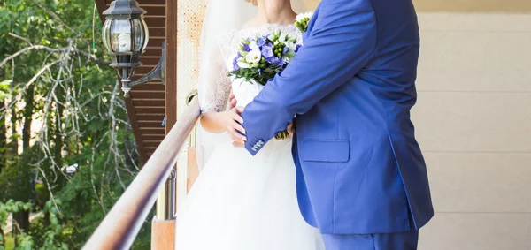 Bruid en bruidegom op een romantisch ogenblik in de buitenlucht — Stockfoto