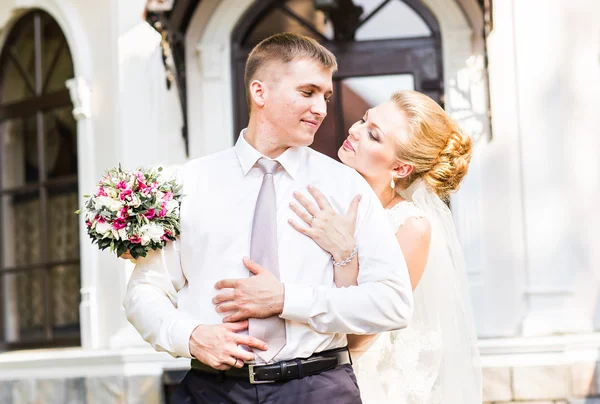 Gelin ve damat bir romantik an açık havada üzerinde — Stok fotoğraf