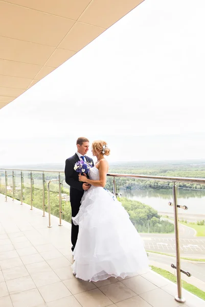 Bruid en bruidegom op een romantisch ogenblik in de buitenlucht — Stockfoto