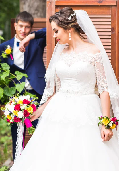 Bruid en bruidegom op een romantisch ogenblik in de buitenlucht — Stockfoto