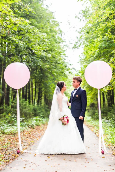 Novia y novio en un momento romántico al aire libre —  Fotos de Stock