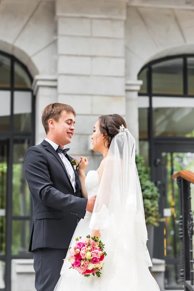 Gyönyörű menyasszony és a vőlegény az esküvő napján szabadban átfogó — Stock Fotó