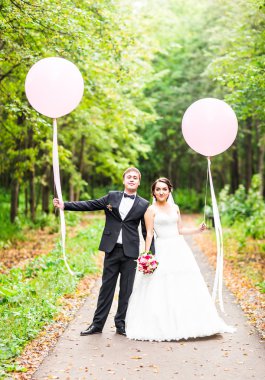 Güzel gelin ve Damat Düğün günü açık havada kucaklayan