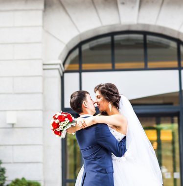 Gelin ve damat gün açık havada yürüyüş düğününde. Mutlu yeni evliler kucaklayan. Seven Çift.