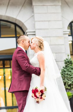 Gelin ve damat bir romantik an açık havada üzerinde