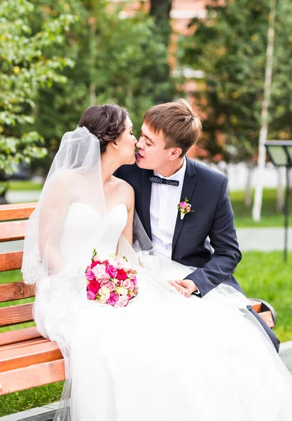 Hermosa novia y novio abrazando en su boda al aire libre —  Fotos de Stock