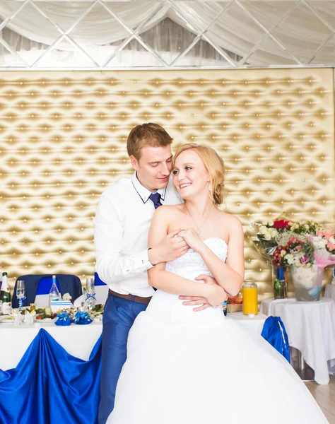 Bela noiva e noivo abraçando em seu dia de casamento dentro de casa — Fotografia de Stock