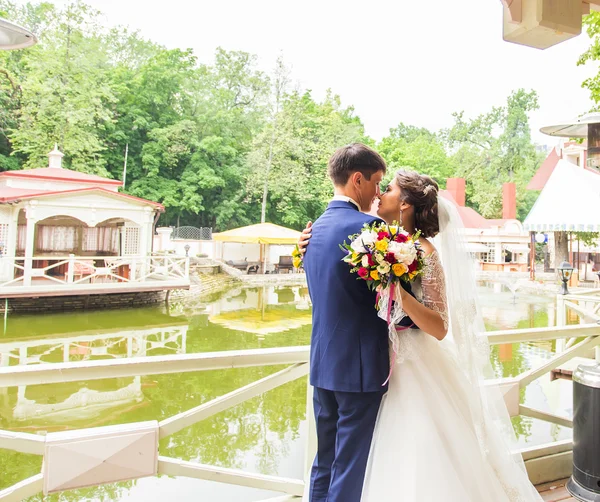 Schöne Braut und Bräutigam umarmen sich am Hochzeitstag im Freien — Stockfoto