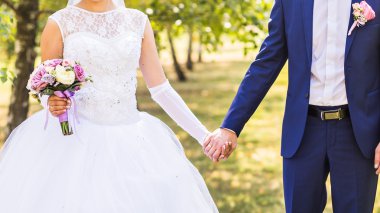 Düğün teması, el ele tutuşmalar, yeni evliler.