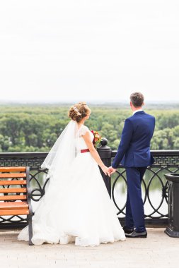 Gelin ve damat dışarıda el ele tutuşuyorlar..