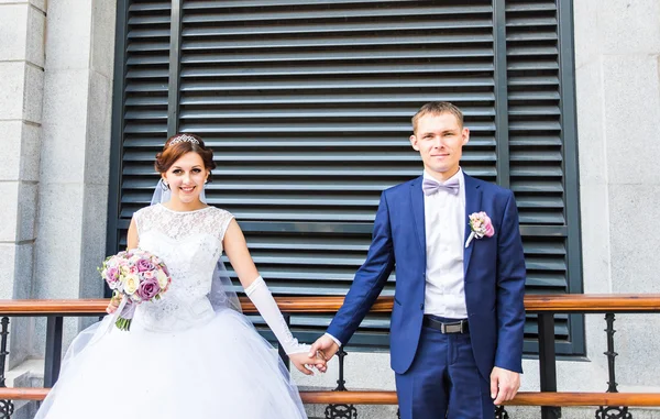 Tema do casamento, de mãos dadas recém-casados — Fotografia de Stock