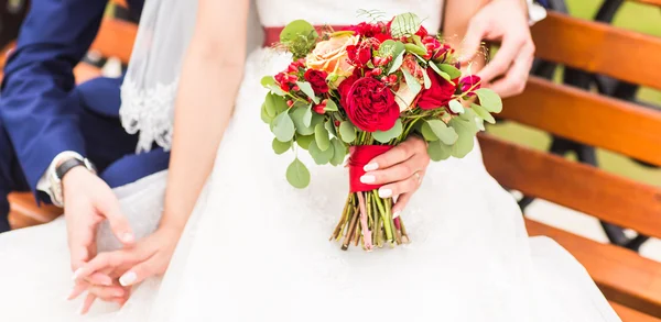 Bröllop blommor, kvinna med färgglad bukett med händerna på bröllopsdag — Stockfoto