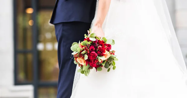 Beautiful wedding bouquet in hands of the bride — Stock Photo, Image