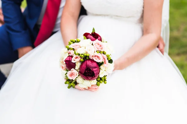 El ramo hermoso de boda en las manos de la novia —  Fotos de Stock