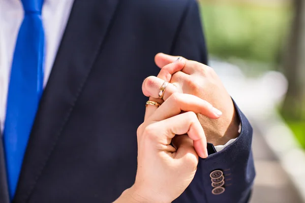 Imagem de homem e mulher com anel de casamento — Fotografia de Stock