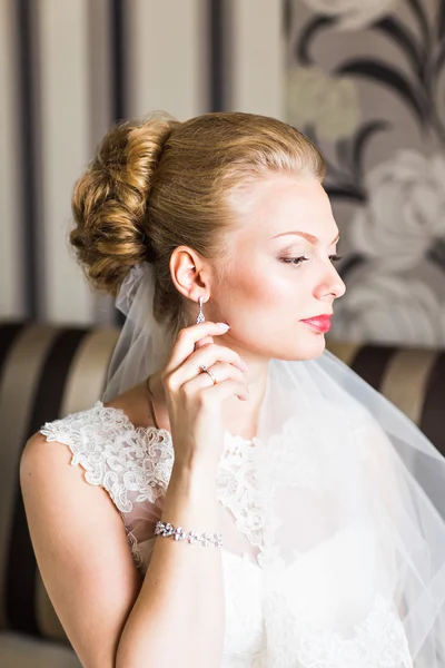 Bela noiva com penteado de casamento de moda. Retrato de close-up de noiva linda jovem . — Fotografia de Stock