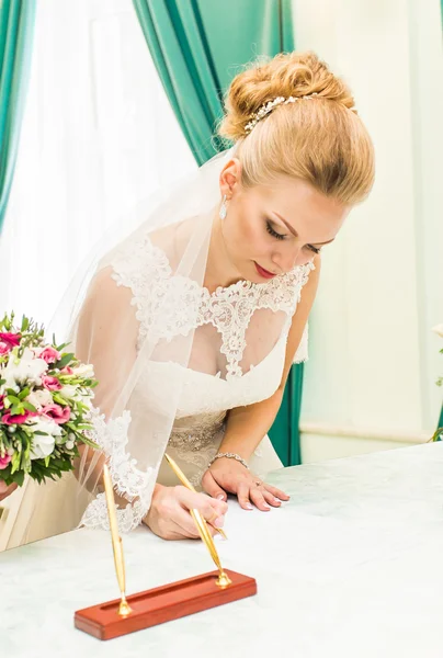 Novia y novio firmando licencia de matrimonio o contrato de boda — Foto de Stock