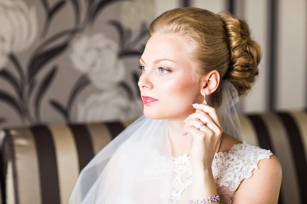 Vackra brud med mode bröllop frisyr. Närbild porträtt av ung vacker brud. — Stockfoto