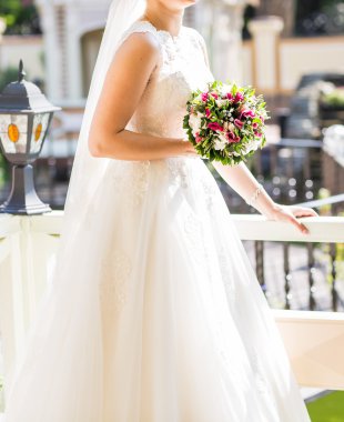 buket çiçek açık ile güzel bir gelin