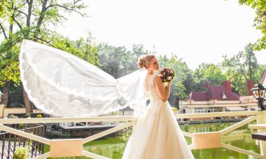 buket çiçek açık ile güzel bir gelin