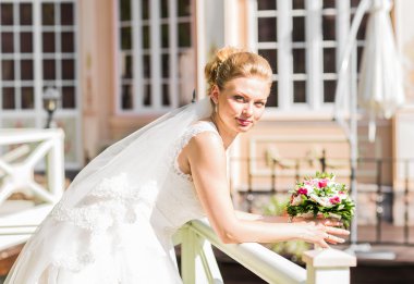 buket çiçek açık ile güzel bir gelin